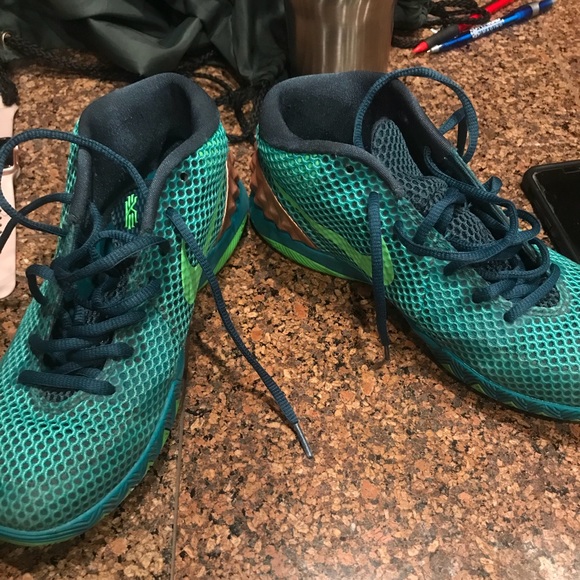 Kyrie 1 size 7 Nike basketball shoes - Picture 3 of 3